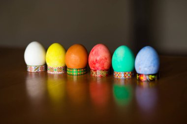 Koyu arka planda renkli el yapımı Paskalya yumurtaları
