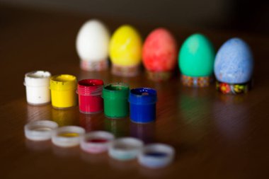 Koyu arka planda renkli el yapımı Paskalya yumurtaları