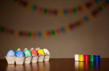 Koyu arka planda renkli el yapımı Paskalya yumurtaları