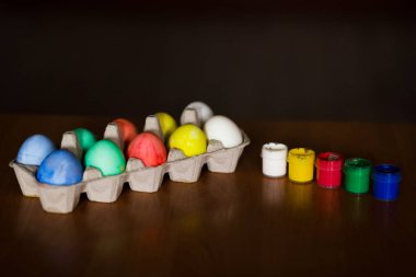 Koyu arka planda renkli el yapımı Paskalya yumurtaları