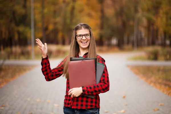 Joven estudiante emocionado feliz que pasó los exámenes —  Fotos de Stock