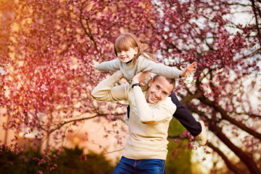 Mutlu baba ve çocuk açık havada vakit