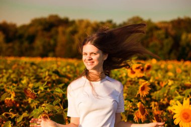 Beyaz saç alanında uçan ile mutlu genç kadın portresi yaz