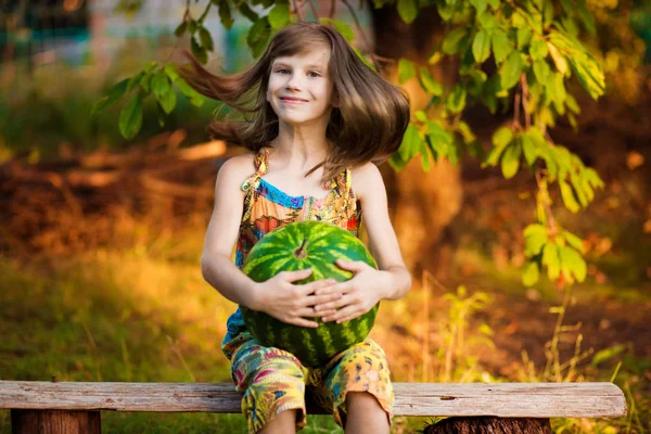 Retrato engraçado de incrivelmente bela menina comendo melancia, lanche de frutas saudáveis — Fotografia de Stock