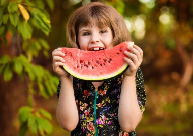 Karpuz, sağlıklı meyve çerez yeme inanılmaz güzel küçük kız Komik portre