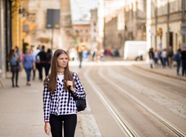 Sırt çantası yürüyüş sokak eski Avrupa şehirde tarafından kadınla genç turizm yaz moda stil