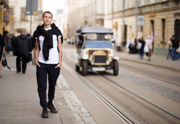 Jeune voyageur homme marcher seul par vieille rue européenne — Photo