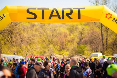 Krivoy Rog, Ukrayna - 21 Nisan 2019: Başlangıç pozisyonunda genç sporcular grubu. Maraton katılımcılarına hazırlık larını uygun bir şekilde başlatın