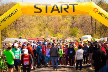 Krivoy Rog, Ukrayna - 21 Nisan 2019: Başlangıç pozisyonunda genç sporcular grubu. Maraton katılımcılarına hazırlık larını uygun bir şekilde başlatın