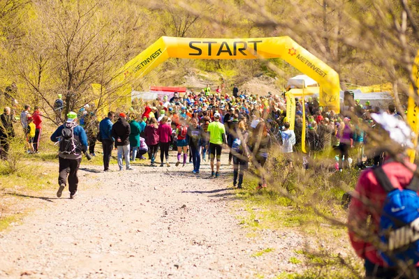 Krivoy Rog, Ucrania - 21 de abril de 2019: Grupo de jóvenes atletas en posición de inicio. Ajustar a los jóvenes que se preparan para los participantes de maratón inicio a distancia — Foto de Stock