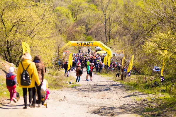 Krivoy Rog, Ucrania - 21 de abril de 2019: Grupo de jóvenes atletas en posición de inicio. Ajustar a los jóvenes que se preparan para los participantes de maratón inicio a distancia — Foto de Stock