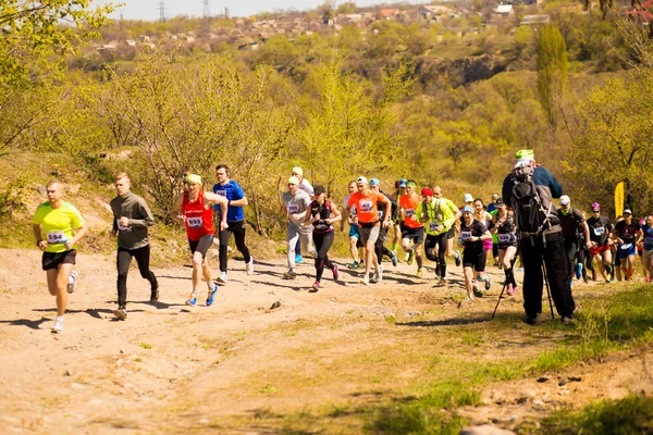 Krivoy Rog, Ukrayna - 21 Nisan 2019: Maraton koşu yarışı insanları yolda fitness ve sağlıklı aktif yaşam tarzı ayakları rekabet