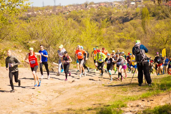 Krivoy rog, Ukraine - 21. April 2019: Marathonläufer, die in Fitness und gesundem, aktivem Lebensstil unterwegs sind — Stockfoto