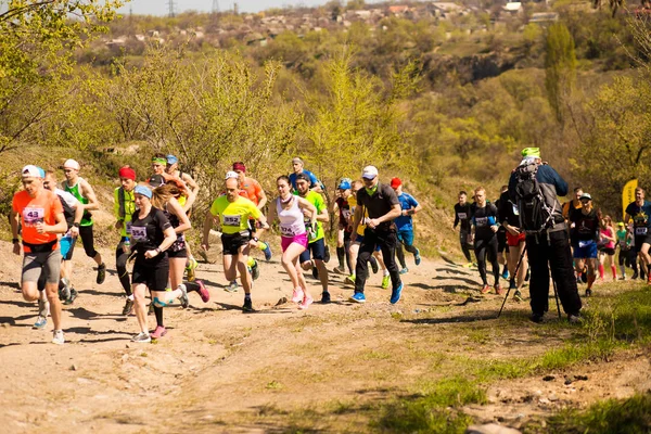 Krivoy rog, Ukraine - 21. April 2019: Marathonläufer, die in Fitness und gesundem, aktivem Lebensstil unterwegs sind — Stockfoto