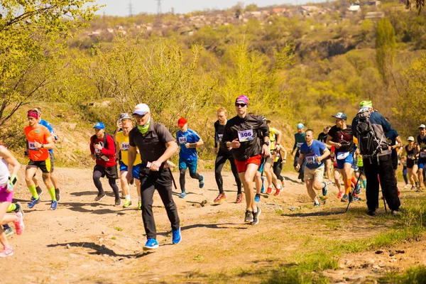 Krivoy rog, Ukraine - 21. April 2019: Marathonläufer, die in Fitness und gesundem, aktivem Lebensstil unterwegs sind — Stockfoto