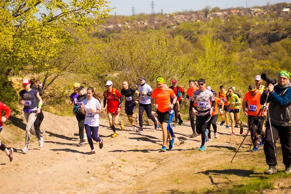 Krivoy rog, Ukraine - 21. April 2019: Marathonläufer, die in Fitness und gesundem, aktivem Lebensstil unterwegs sind — Stockfoto