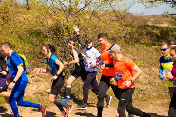Krivoy Rog, Ukrayna - 21 Nisan 2019: Maraton koşu yarışı insanları yolda fitness ve sağlıklı aktif yaşam tarzı ayakları rekabet