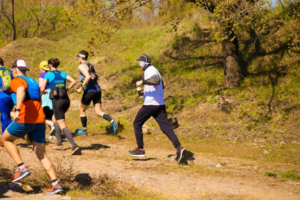 Krivoy Rog, Ukrayna - 21 Nisan 2019: Maraton koşu yarışı insanları yolda fitness ve sağlıklı aktif yaşam tarzı ayakları rekabet — Stok fotoğraf