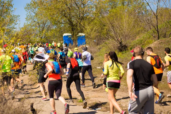 Krivoy Rog, Ucrania - 21 de abril de 2019: Maratón de carreras de personas que compiten en forma física y estilo de vida activo saludable pies en la carretera — Foto de Stock