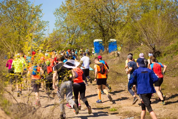 Krivoy rog, Ukraine - 21. April 2019: Marathonläufer, die in Fitness und gesundem, aktivem Lebensstil unterwegs sind — Stockfoto