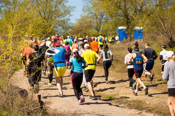 Krivoy Rog, Ucrania - 21 de abril de 2019: Maratón de carreras de personas que compiten en forma física y estilo de vida activo saludable pies en la carretera — Foto de Stock