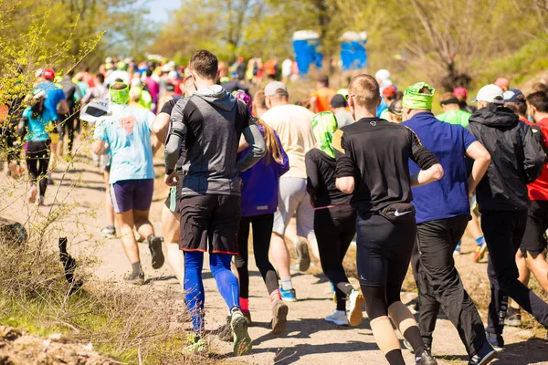 Krivoy Rog, Ukrayna - 21 Nisan 2019: Maraton koşu yarışı insanları yolda fitness ve sağlıklı aktif yaşam tarzı ayakları rekabet