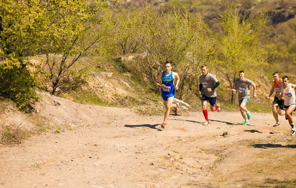 Krivoy Rog, Ucrania - 21 de abril de 2019: Maratón de carreras de personas que compiten en forma física y estilo de vida activo saludable pies en la carretera — Foto de Stock