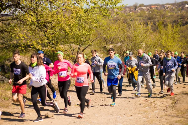 Krivoy Rog, Ukrayna - 21 Nisan 2019: Maraton koşu yarışı insanları yolda fitness ve sağlıklı aktif yaşam tarzı ayakları rekabet