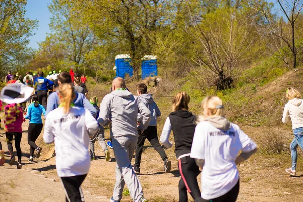 Krivoy Rog, Ukrayna - 21 Nisan 2019: Maraton koşu yarışı insanları yolda fitness ve sağlıklı aktif yaşam tarzı ayakları rekabet