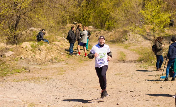 Krivoy Rog, Ucrania - 21 de abril de 2019: Maratón de carreras de personas que compiten en forma física y estilo de vida activo saludable pies en la carretera — Foto de Stock