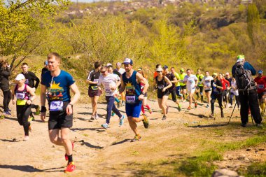 Krivoy Rog, Ukrayna - 21 Nisan 2019: Maraton koşu yarışı insanları yolda fitness ve sağlıklı aktif yaşam tarzı ayakları rekabet