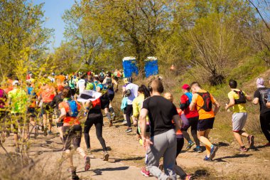 Krivoy Rog, Ukrayna - 21 Nisan 2019: Maraton koşu yarışı insanları yolda fitness ve sağlıklı aktif yaşam tarzı ayakları rekabet