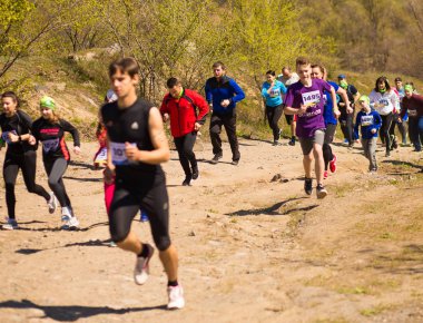 Krivoy Rog, Ukrayna - 21 Nisan 2019: Maraton koşu yarışı insanları yolda fitness ve sağlıklı aktif yaşam tarzı ayakları rekabet