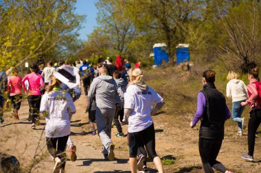 Krivoy Rog, Ukrayna - 21 Nisan 2019: Maraton koşu yarışı insanları yolda fitness ve sağlıklı aktif yaşam tarzı ayakları rekabet