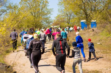 Krivoy Rog, Ukrayna - 21 Nisan 2019: Maraton koşu yarışı insanları yolda fitness ve sağlıklı aktif yaşam tarzı ayakları rekabet