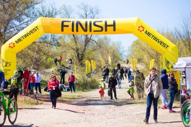 Krivoy Rog, Ukrayna - 21 Nisan 2019: Maraton koşu yarışı insanları yolda fitness ve sağlıklı aktif yaşam tarzı ayakları rekabet