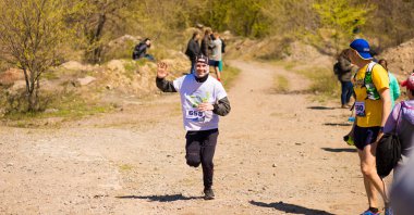 Krivoy Rog, Ukrayna - 21 Nisan 2019: Maraton koşu yarışı insanları yolda fitness ve sağlıklı aktif yaşam tarzı ayakları rekabet