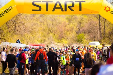 Krivoy Rog, Ukrayna - 21 Nisan 2019: Başlangıç pozisyonunda genç sporcular grubu. Maraton katılımcılarına hazırlık larını uygun bir şekilde başlatın