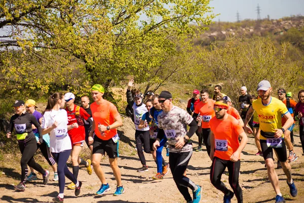 Krivoy Rog, Ucrania - 21 de abril de 2019: Maratón de carreras de personas que compiten en forma física y estilo de vida activo saludable pies en la carretera — Foto de Stock