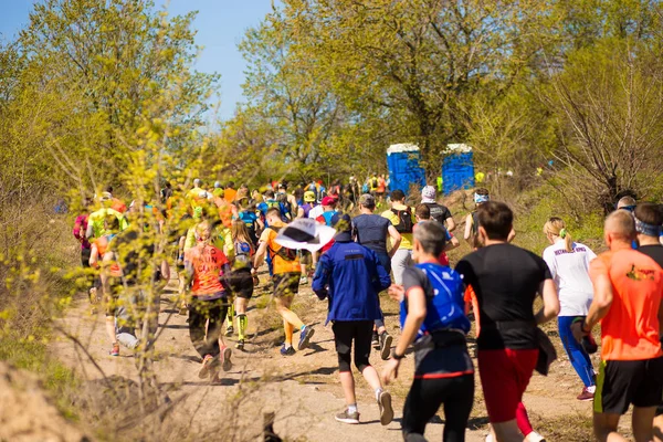 Krivoy rog, Ukraine - 21. April 2019: Marathonläufer, die in Fitness und gesundem, aktivem Lebensstil unterwegs sind — Stockfoto