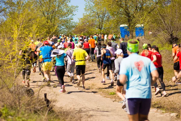 Krivoy Rog, Ucrania - 21 de abril de 2019: Maratón de carreras de personas que compiten en forma física y estilo de vida activo saludable pies en la carretera — Foto de Stock