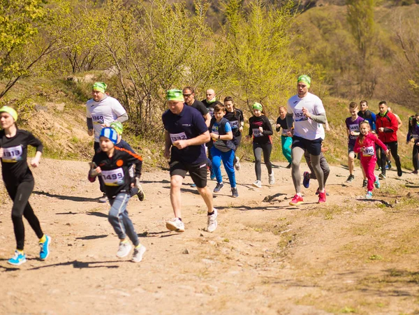 Krivoy rog, Ukraine - 21. April 2019: Marathonläufer, die in Fitness und gesundem, aktivem Lebensstil unterwegs sind — Stockfoto