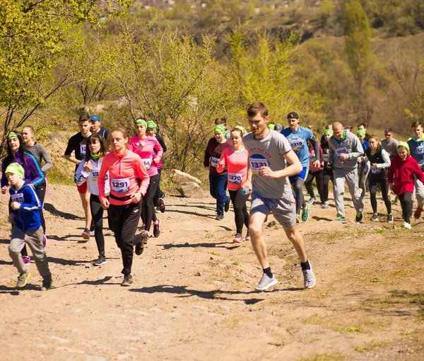 Krivoy Rog, Ucrânia - 21 de abril de 2019: Maratona corrida pessoas competindo em fitness e estilo de vida ativo saudável pés na estrada — Fotografia de Stock