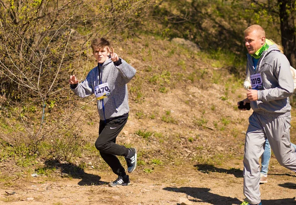 Krivoy Rog, Ucrania - 21 de abril de 2019: Maratón de carreras de personas que compiten en forma física y estilo de vida activo saludable pies en la carretera — Foto de Stock