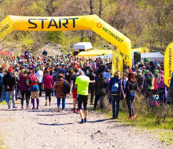 Krivoy Rog, Ucrania - 21 de abril de 2019: Grupo de jóvenes atletas en posición de inicio. Ajustar a los jóvenes que se preparan para los participantes de maratón inicio a distancia — Foto de Stock