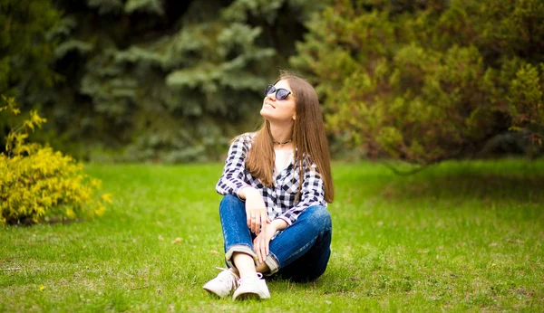 Relaxation in summer day. Young girl walk in park in sunglasses — Stock Photo, Image