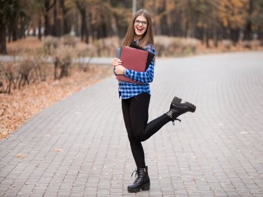 yaz tatilleri, eğitim, kampüs ve genç kavramı - klasörleri ile siyah gözlük gülümseyen kız öğrenci