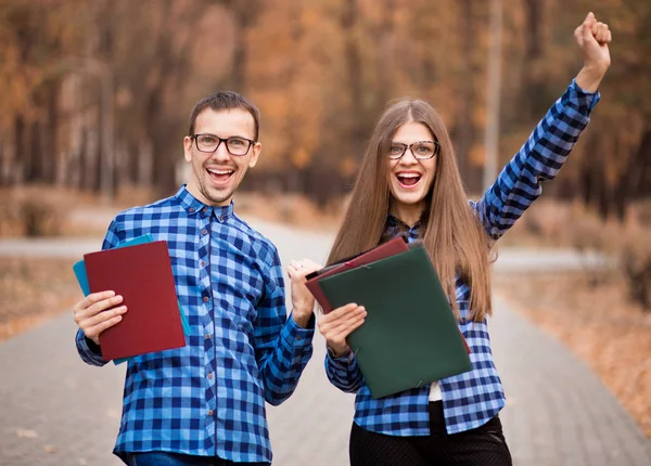 Twee opgewonden studenten met goedgekeurde examens in straat — Stockfoto