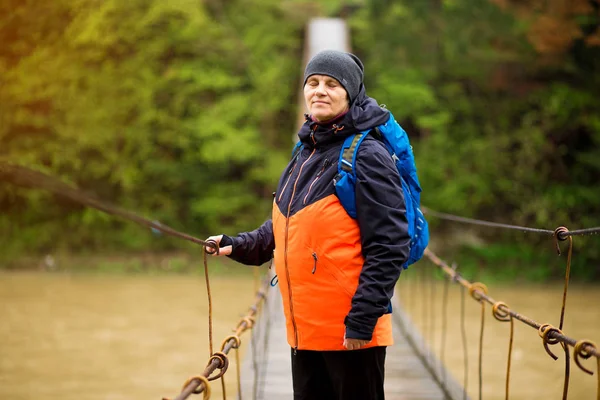 Porträtt av Senior Kvinna med ryggsäck på Hike Cross River i Forest — Stockfoto