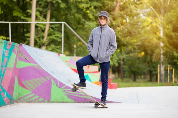 Fiatal sportos lány lovaglás longboard a parkban. — Stock Fotó